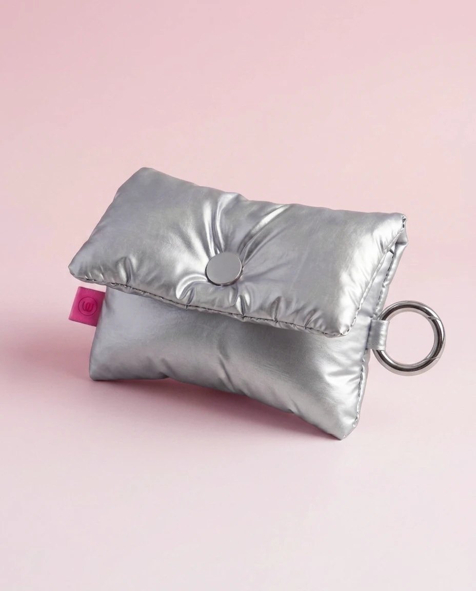 Pochette matelassée argentée avec anneau métallique sur fond rose