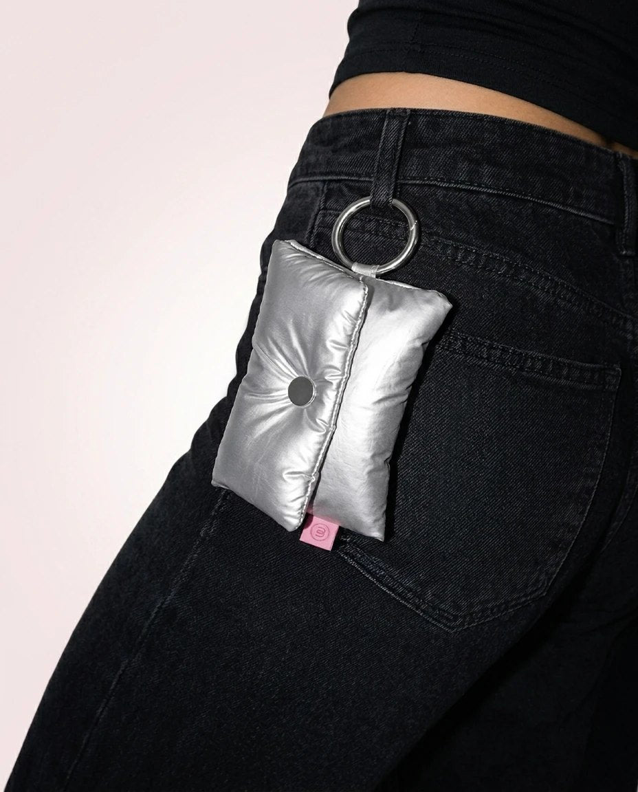 Pochette Snap accrochée par son anneau à la ceinture d'un jean noir