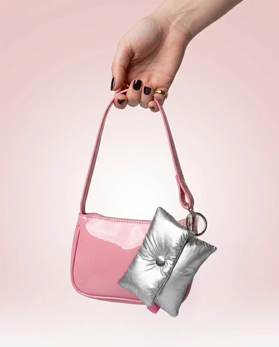 Pochette Snap accrochée à la bandoulière d'un sac rose