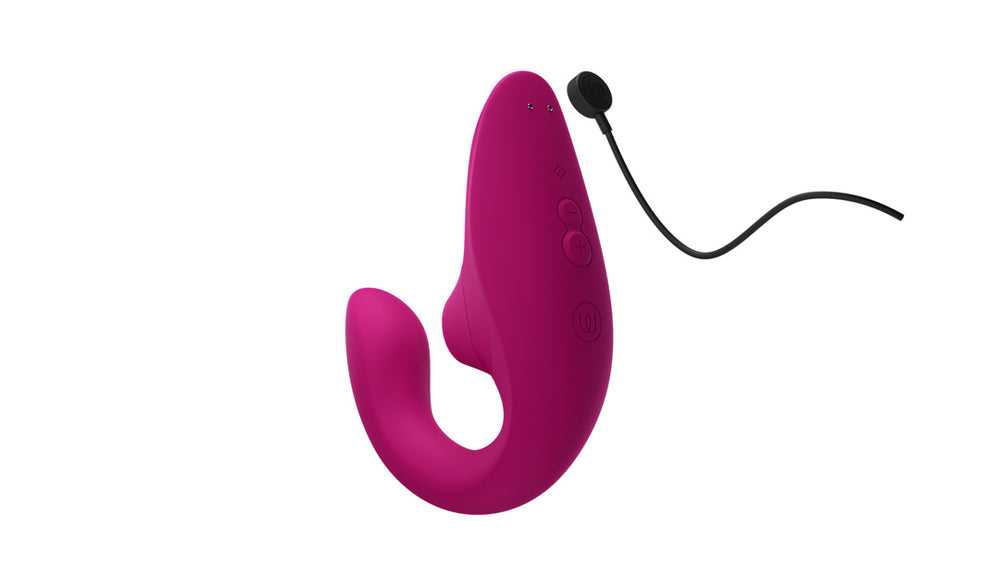 Womanizer Blend Stimulateur double clitoris et point G à air pulsé présenté avec l'embout de stimulation caché et le câble de rechargement 