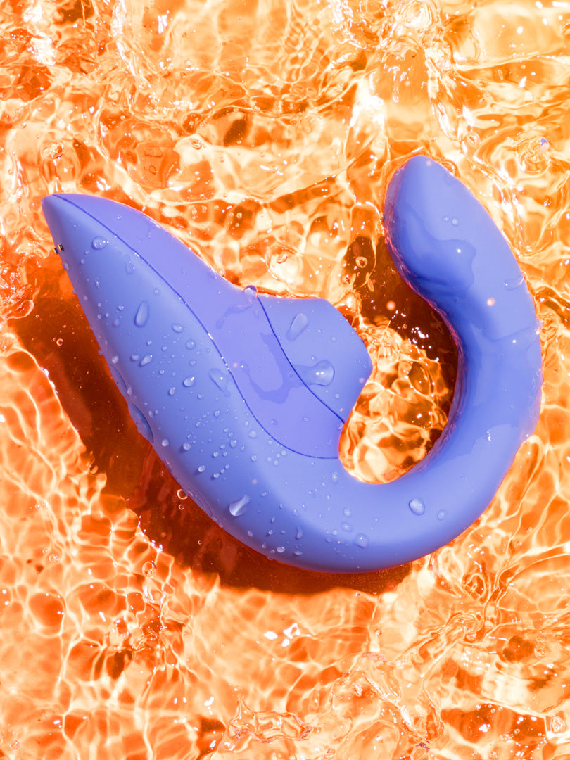 photo artistique du womanizer blend en bleu éclaboussé avec de l'eau 