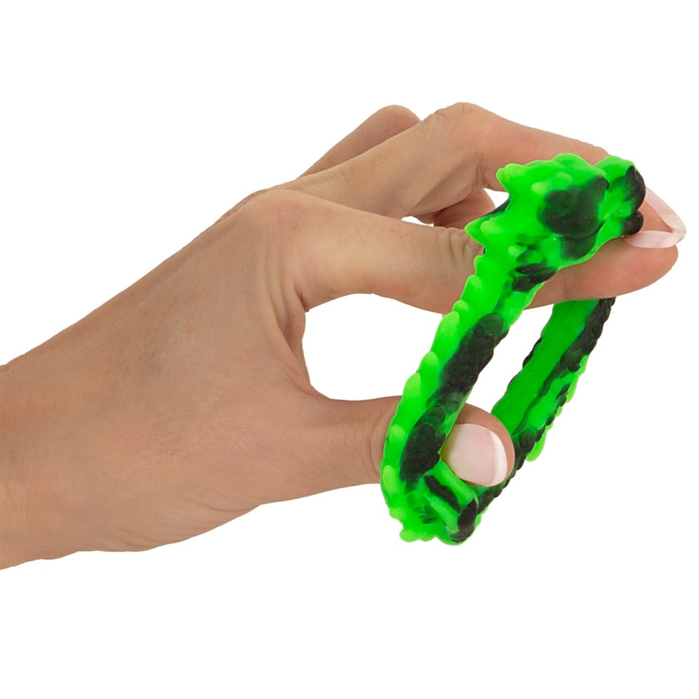 Anneau pénien Dragon Loop extensible tenu en main