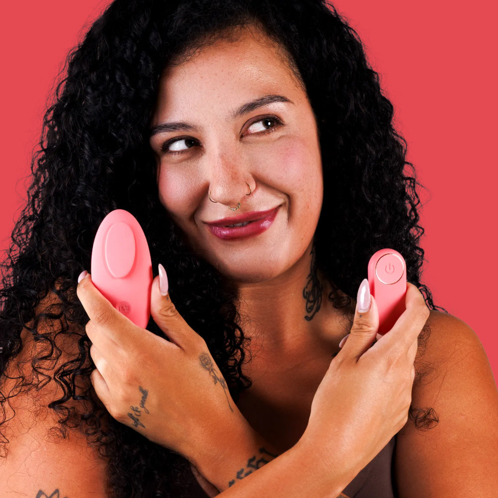 Vibromasseur culotte ILY The Panty Vibe et sa télécommande tenus en main