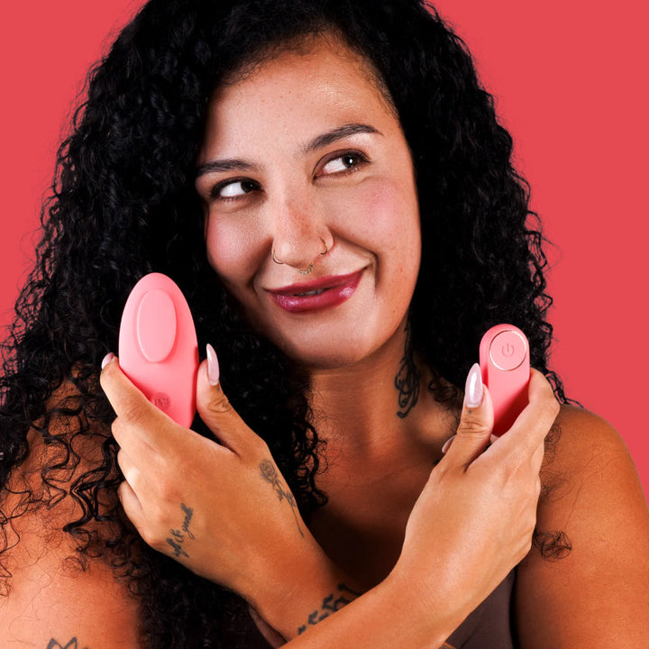 Vibromasseur culotte ILY The Panty Vibe et sa télécommande tenus en main