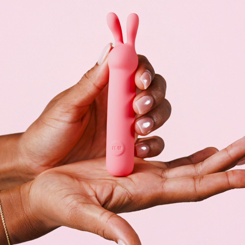 Mini vibromasseur lapin rose ILY The Rabbit tenu dans la main
