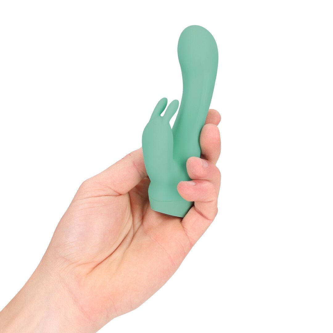 Vibromasseur rabbit Loveline Dual Rabbit vert tenu dans la main