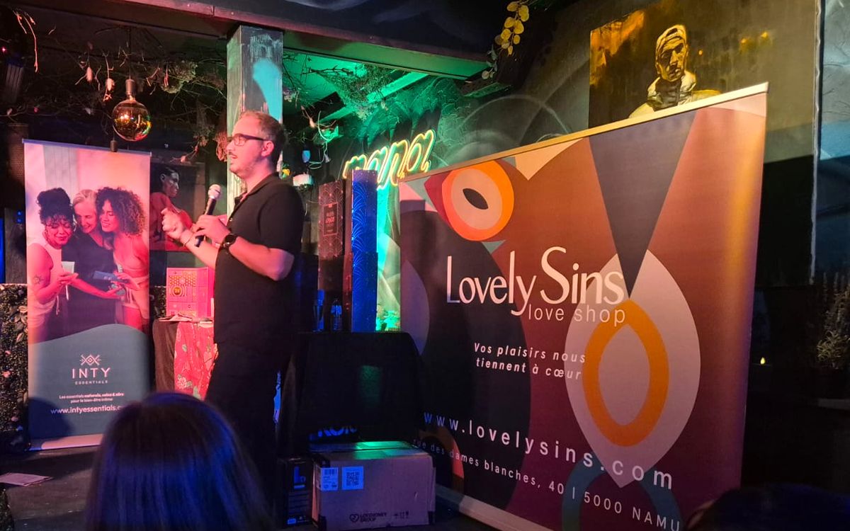 Scène des Lovely Talks avec les kakémonos Lovely Sins et Inty Essentials, au Nana Bar à Namur.